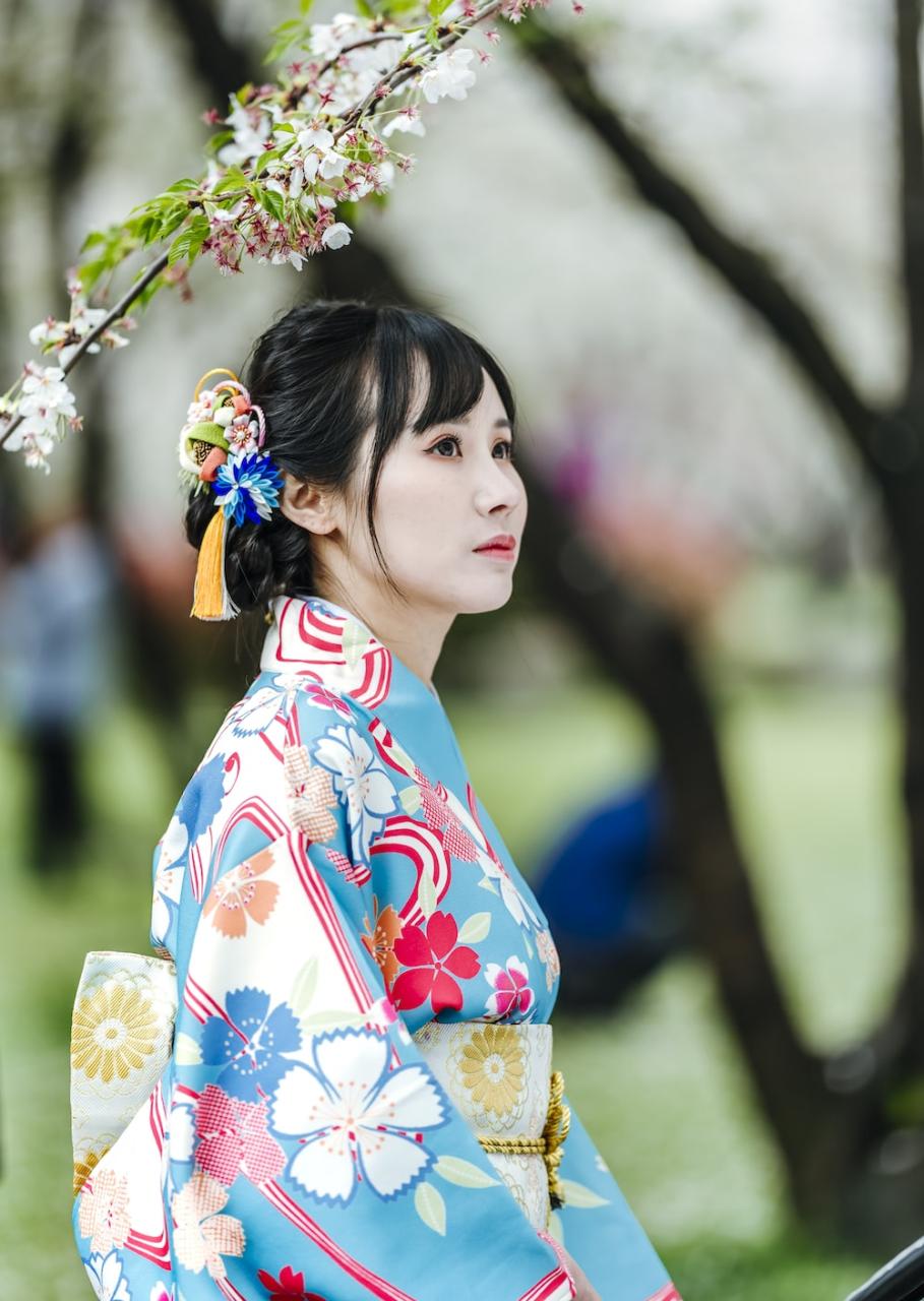 흰색 빨간색과 파란색 꽃 기모노를 입은 여자 사진 – Unsplash의 무료 중국 이미지
