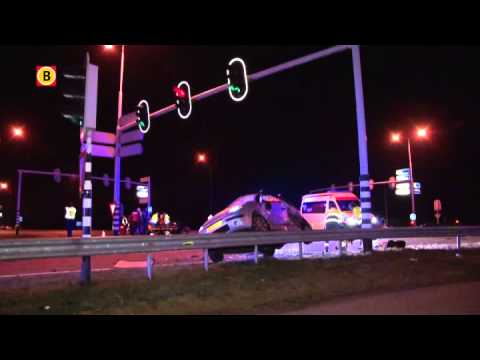 Bij een ongeluk op de Midden-Brabantweg in Waalwijk zijn drie mensen gewond geraakt.